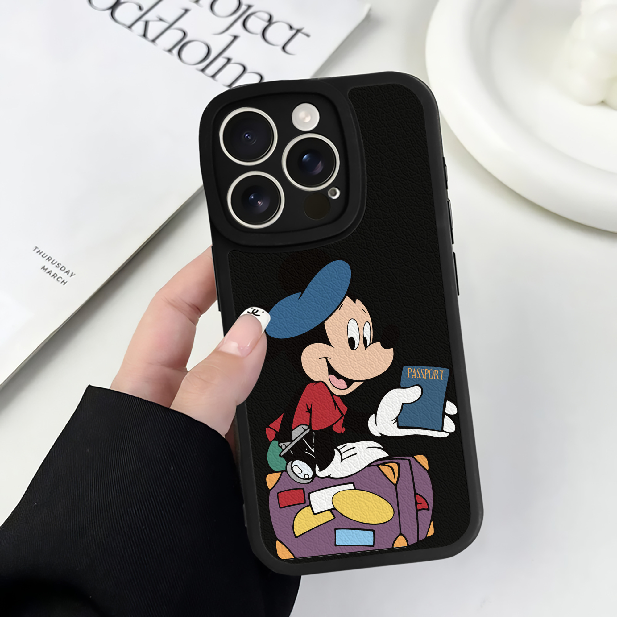 （画像用） ミッキーマウス Mickey Mouse 【iPhone 16シリーズ対応】シリコンスマホケース（レザー調） 材質：シリコン